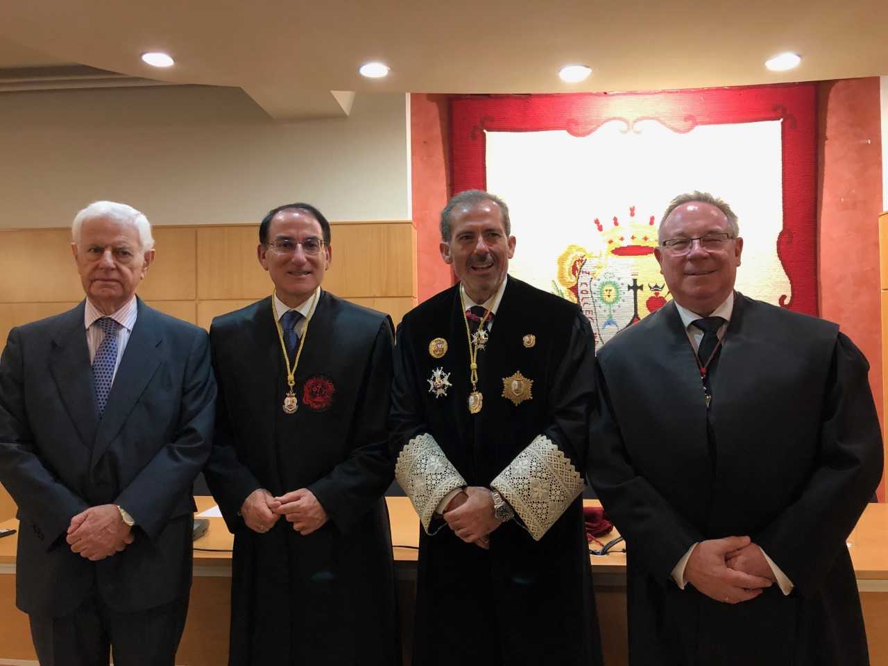 En la imagen, de izquierda a derecha: José Luis Sánchez Domínguez, presidente de SANDO; Javier González de Lara, patrono de Fundación Victoria y presidente de CEA y CEM; Francisco Javier Lara Peláez, decano del Colegio de Abogados de Málaga; y Francisco José González Díaz, asesor jurídico y patrono de Fundación Victoria.
